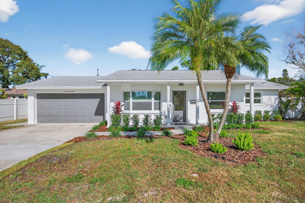 Front view of 1713 Connecticut Ave NE St Petersburg home