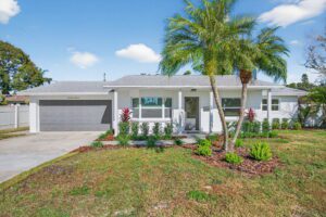 Front view of 1713 Connecticut Ave NE St Petersburg home
